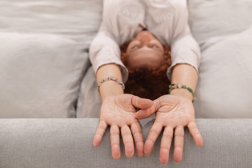 donna che fa yoga al mattino