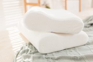 Cuscino cervicale appoggiato su un letto