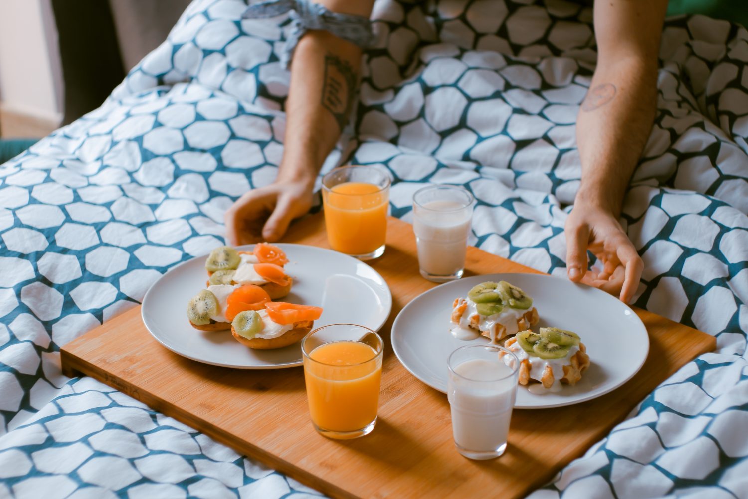 Una colazione per combattere l'insonnia. Albicocche e kiwi favoriscono un riposo più sereno.