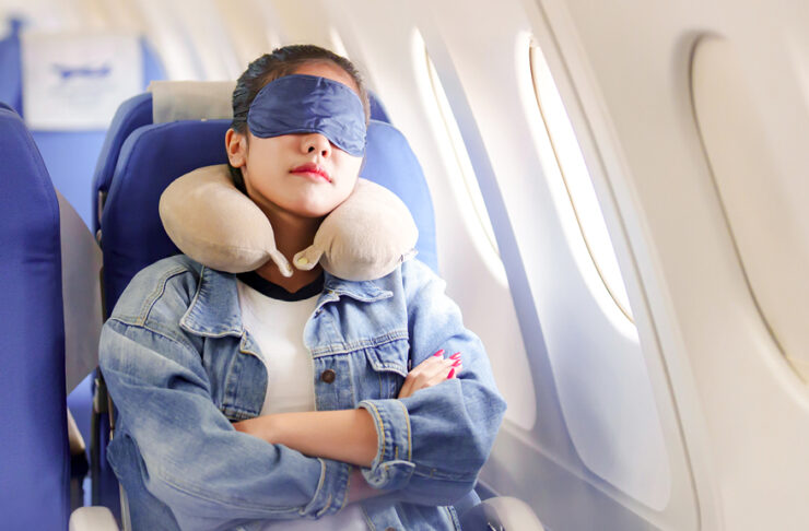 Come dormire in aereo: consigli e accessori utili