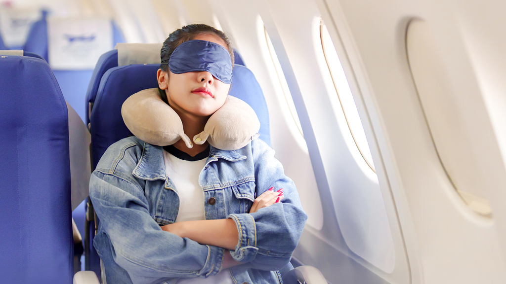 Come dormire in aereo: consigli e accessori utili
