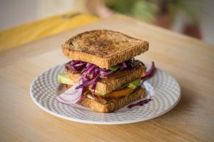 club sandwich con verdure e tempeh, perfetto per la cucina vegana