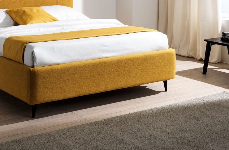Letto moderno color giallo senape in camera da letto