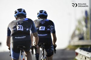 triatleti in viaggio in bicicletta verso la Francia