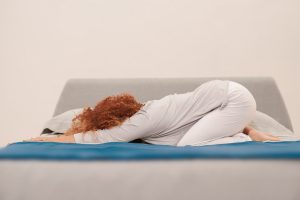 Posizione yoga del bambino